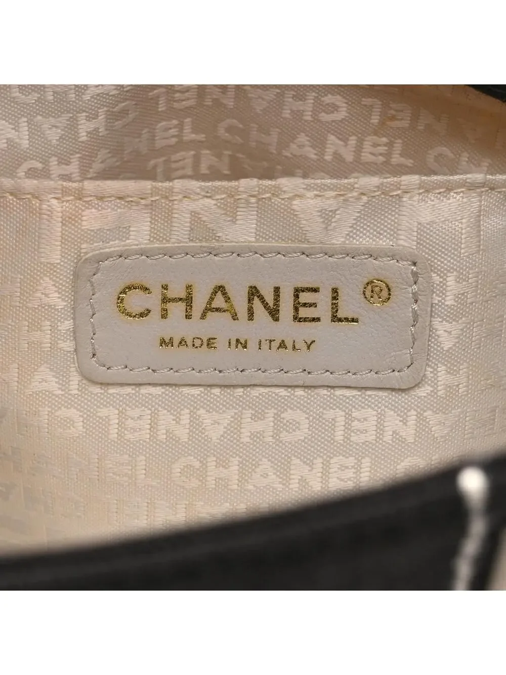CHANEL indulge timeless